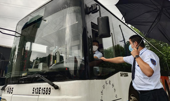 武漢公交多舉措應(yīng)對(duì)強(qiáng)降雨天氣，保障市民安全出行(圖2)