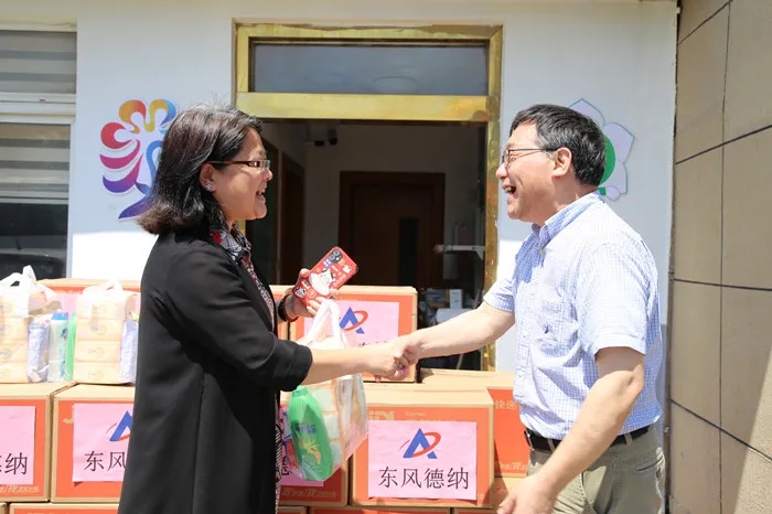 東風德納車橋開展“關愛駕駛員 慰問送一線”活動，致敬烈日下最美“城市擺渡人”(圖7)