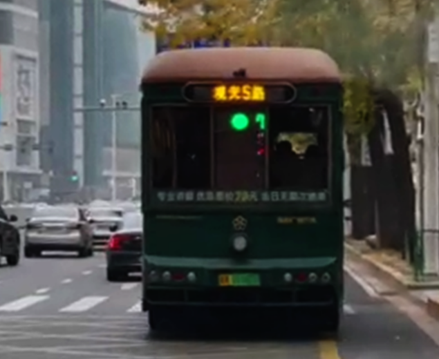 車尾“預(yù)報”前方路口紅綠燈？真的！ 這輛公交車變身“移動交通信號燈”(圖1)